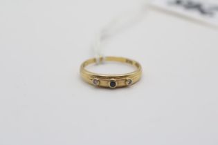 Ladies 18ct gold Band with inset Diamond & Sapphire Size N.1.4g total weight