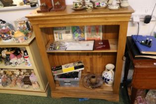 Light Oak Bookcase of 2 shelves