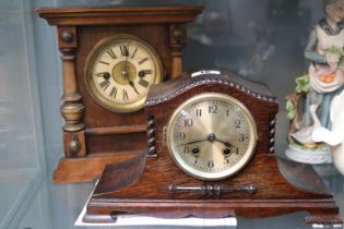 Two mantel clocks to include 1920s oak cased clock and Victorian roman numeral dialled clock with