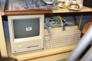 APPLE MACINTOSH SE COMPUTER 32cm high, with mouse, keyboard and power input
