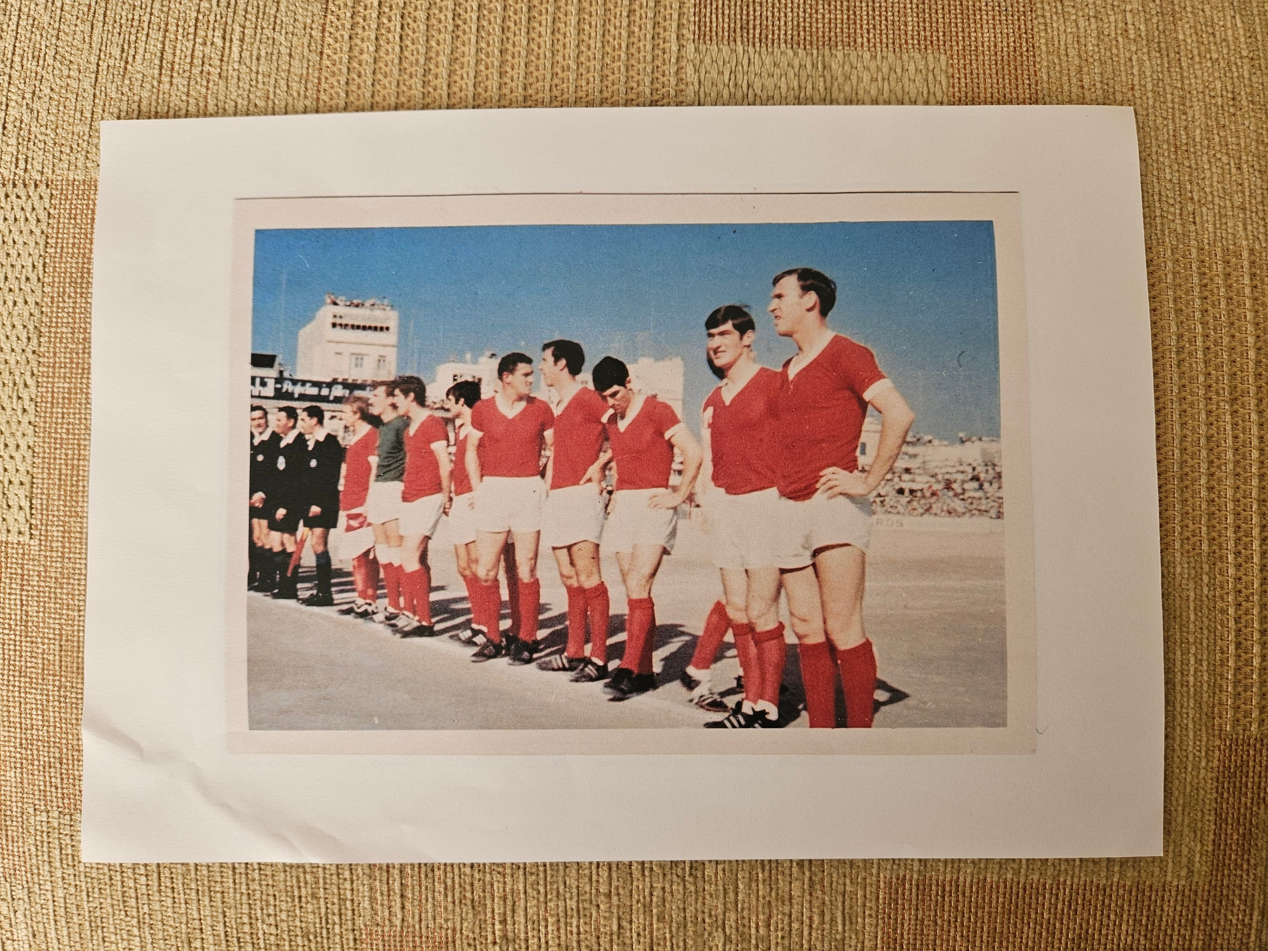 GEORGE BEST 1967 MATCH WORN MANCHESTER UNITED JERSEY AND A 1968 EUROPEAN CUP FINAL SIGNED - Image 12 of 14