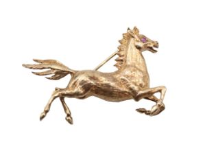 Good quality 9ct Gold Horse stylised Brooch with Ruby Set eye. 10.2g total weight