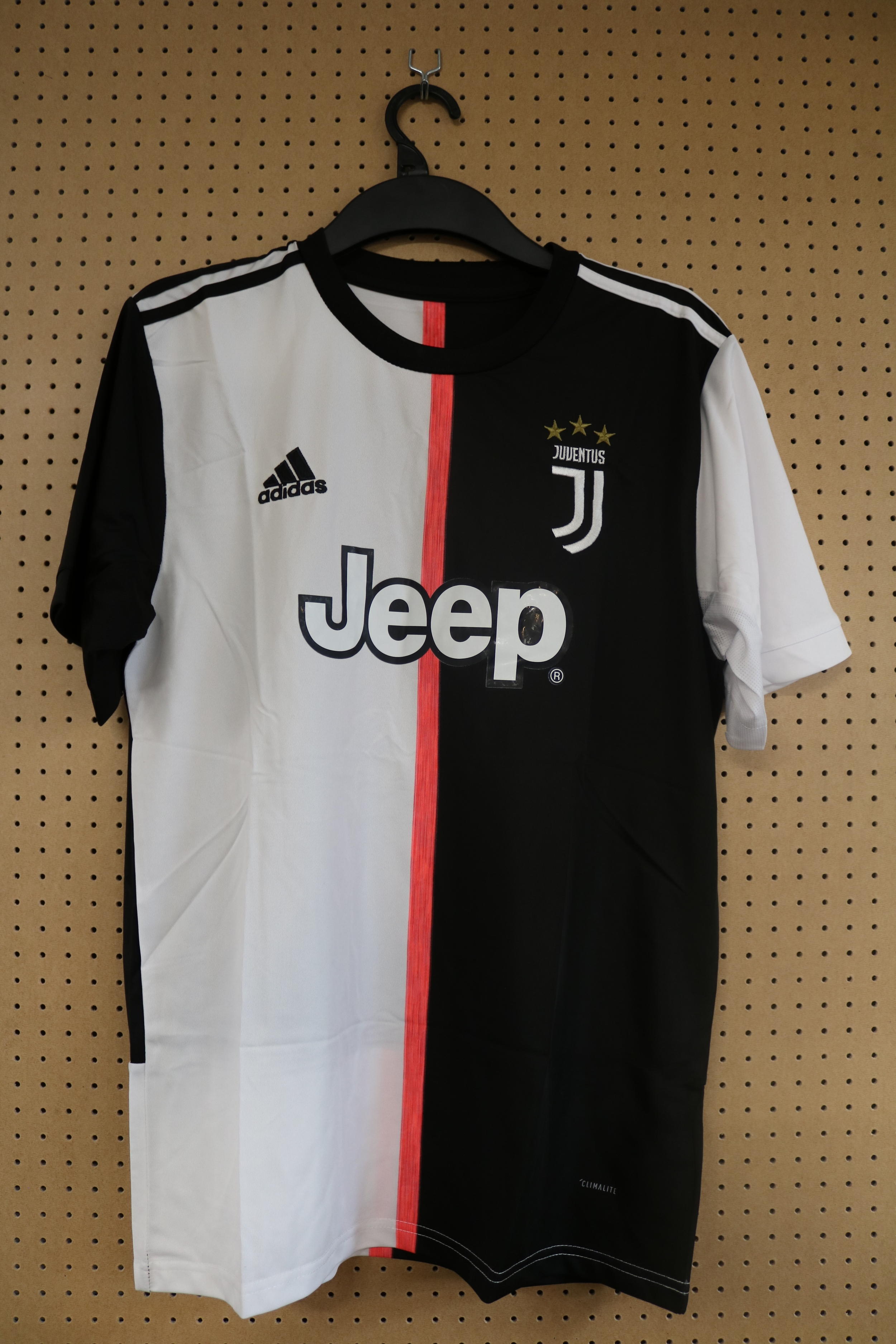 CRISTIANO RONALDO 2019/20 SIGNED JUVENTUS JERSEY This jersey comes with a letter of authenticity