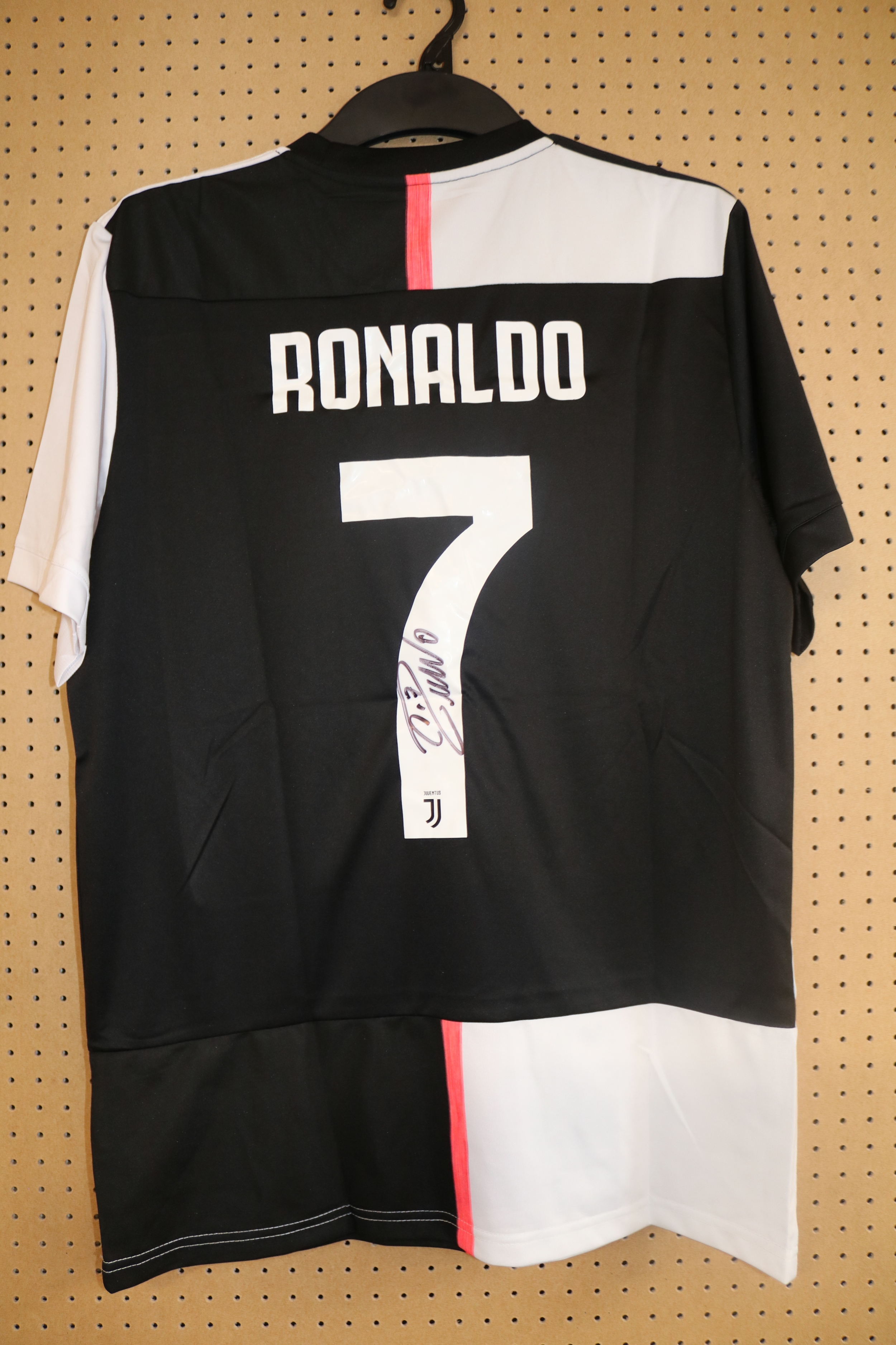 CRISTIANO RONALDO 2019/20 SIGNED JUVENTUS JERSEY This jersey comes with a letter of authenticity - Image 5 of 8