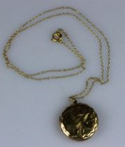 9ct Gold Necklace Suspending a Circular Locket 4.11gms. Total necklace length 47cm.