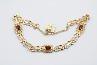 Ladies 9ct Gold Garnet set bracelet 6.1g total weight