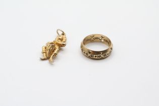 9ct Gold Engraved Band and a 9ct Gold Charm in the form of a Drummer 7.5g total weight