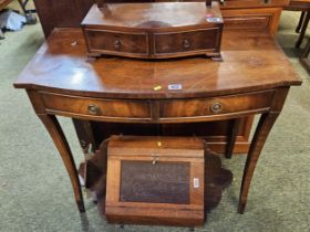 20thC bow fronted Walnut Desk of 2 drawers and curved legs