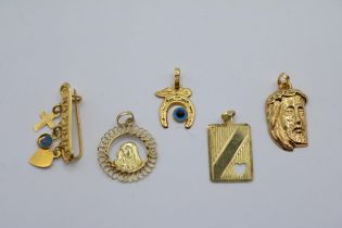 Collection of 18ct Gold Pendants and a Bar Brooch 4.4g total weight