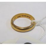 An 18ct gold band 7.2g size O
