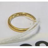 An 18ct gold band 3.3g size M