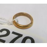A 22ct gold band 5.3g size I