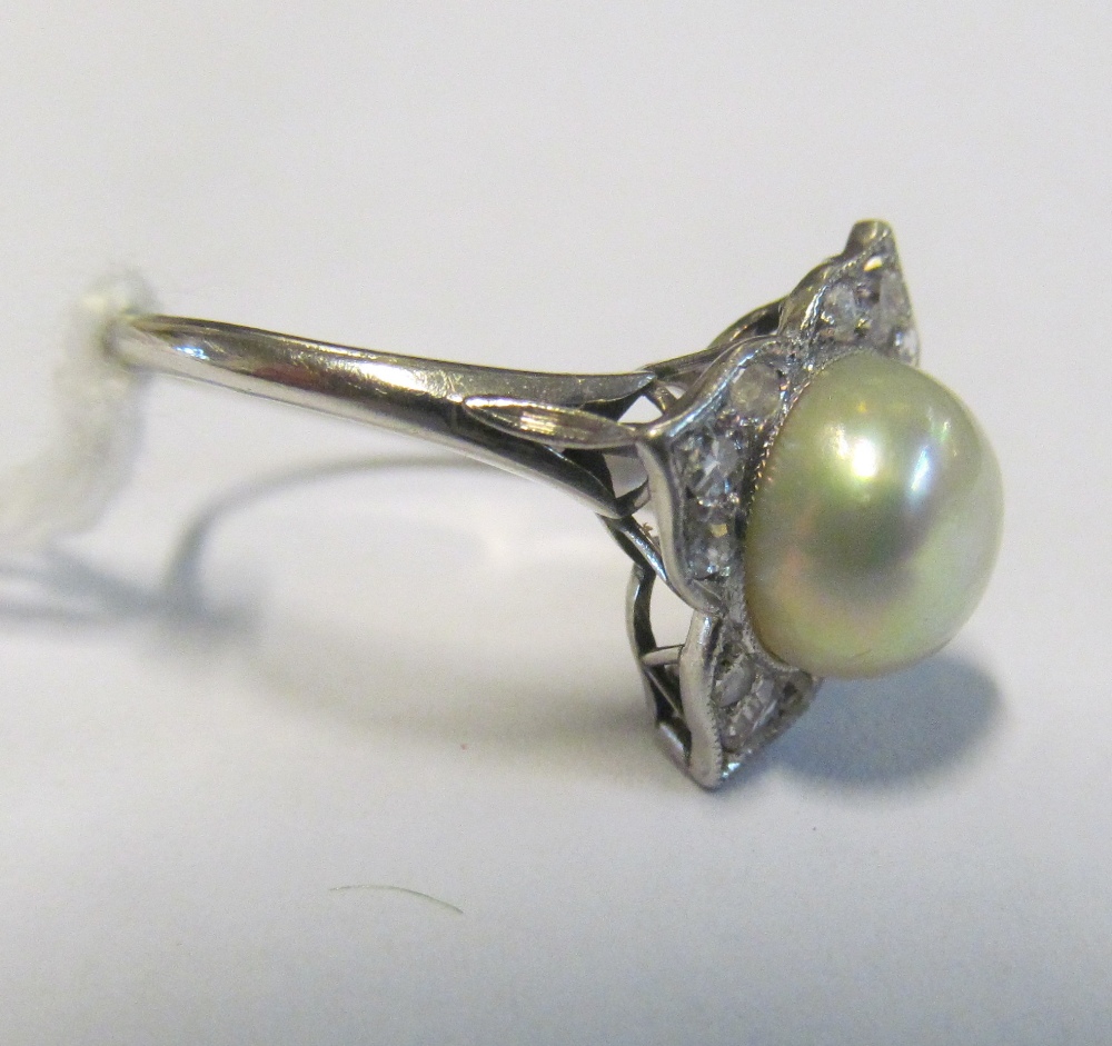 A pearl and illusion set diamond ring - Image 2 of 3