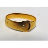 An 18ct gold buckle ring 1.9g