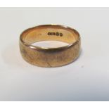 A 9ct gold band, 5g size T