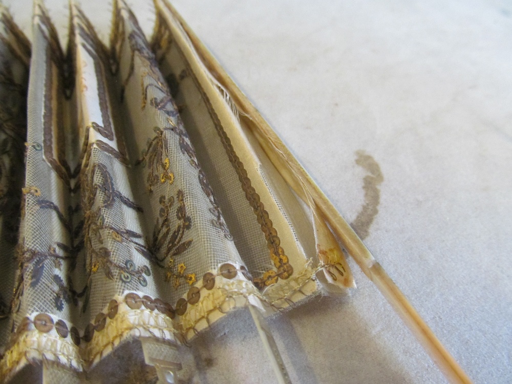 A 19th Century fan with painted scene of courting couples and sequin design on mother of pearl - Image 4 of 4