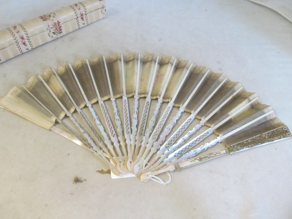 A 19th Century fan with painted scene of courting couples and sequin design on mother of pearl - Image 3 of 4
