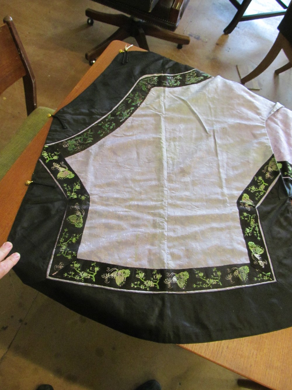 An oriental black and purple kimono style jacket with green embroidered sleeve panels of butterflies - Image 14 of 14