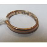 A 9ct gold band 2.5g Size L