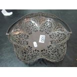 A pierced silver swing handled cake basket 11.7g