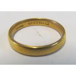 A 22ct gold band 5.5g