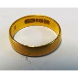 A 22ct gold band 3.3g