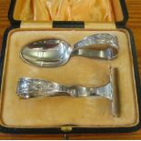 A silver pusher and spoon set (i.c)