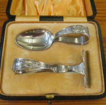 A silver pusher and spoon set (i.c)