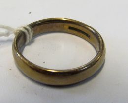 An 18ct gold wedding band Size V