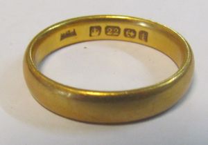 A 22ct gold wedding band Size O