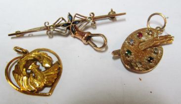 An artists pallet pendant, gold coloured pendant and Edwardian brooch