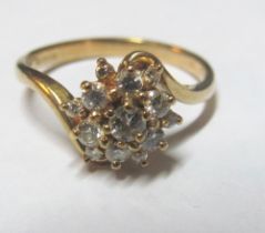 A 9ct gold cluster ring 2.1g size K/L