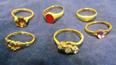 An 18ct gold ring set white stones and five other rings