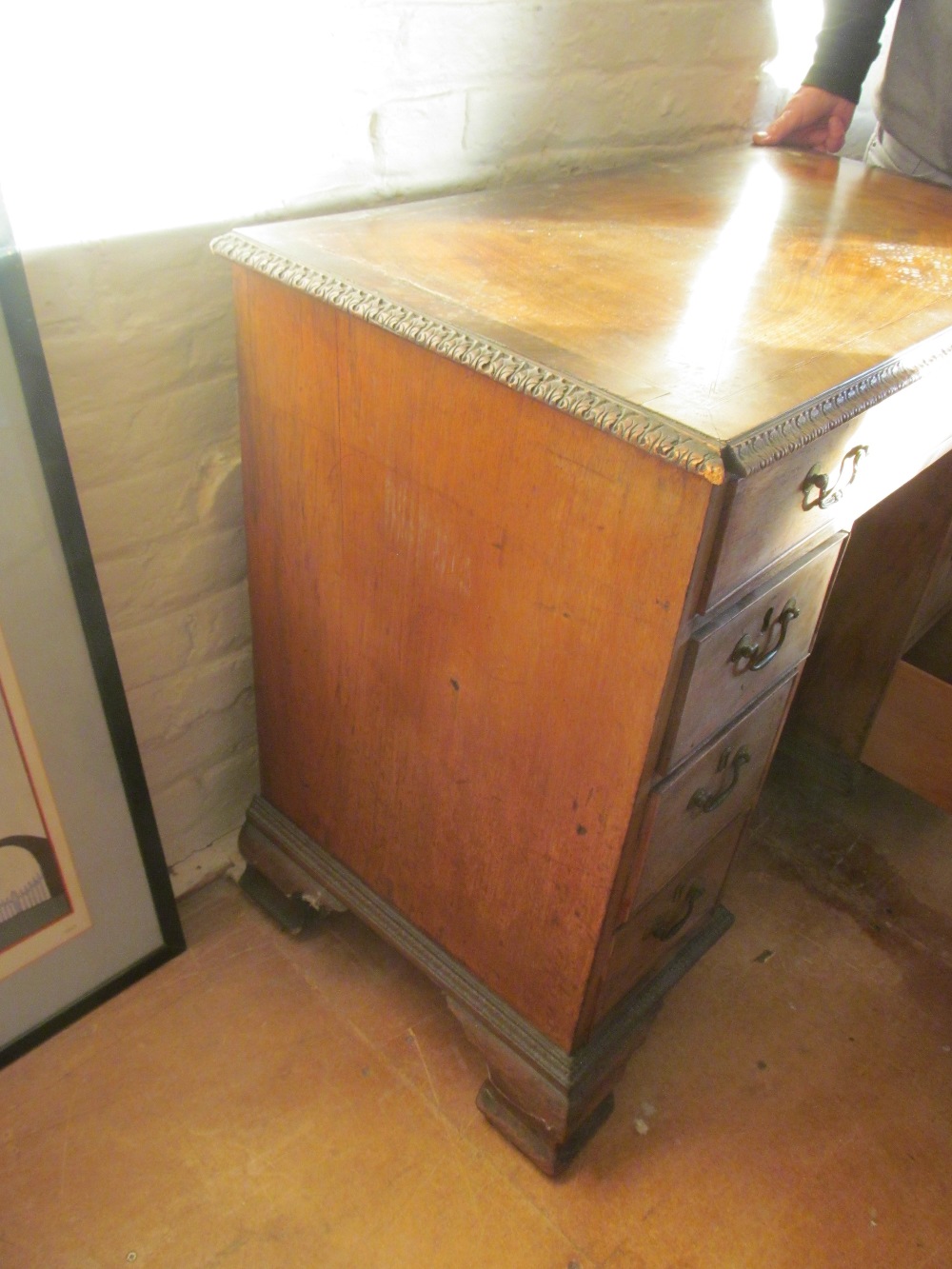 A Georgian mahogany kneehole desk - Image 2 of 7