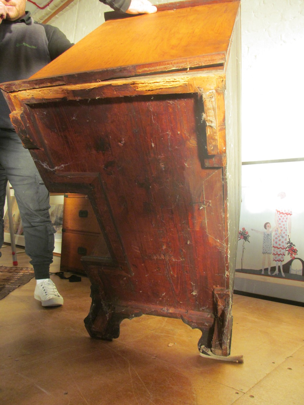A Georgian mahogany kneehole desk - Image 7 of 7