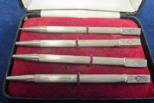 A set silver coffee bean spoons and four silver bridge pencils (i.c)