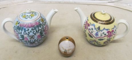 Two Russian teapots and a Russian egg (a/f)