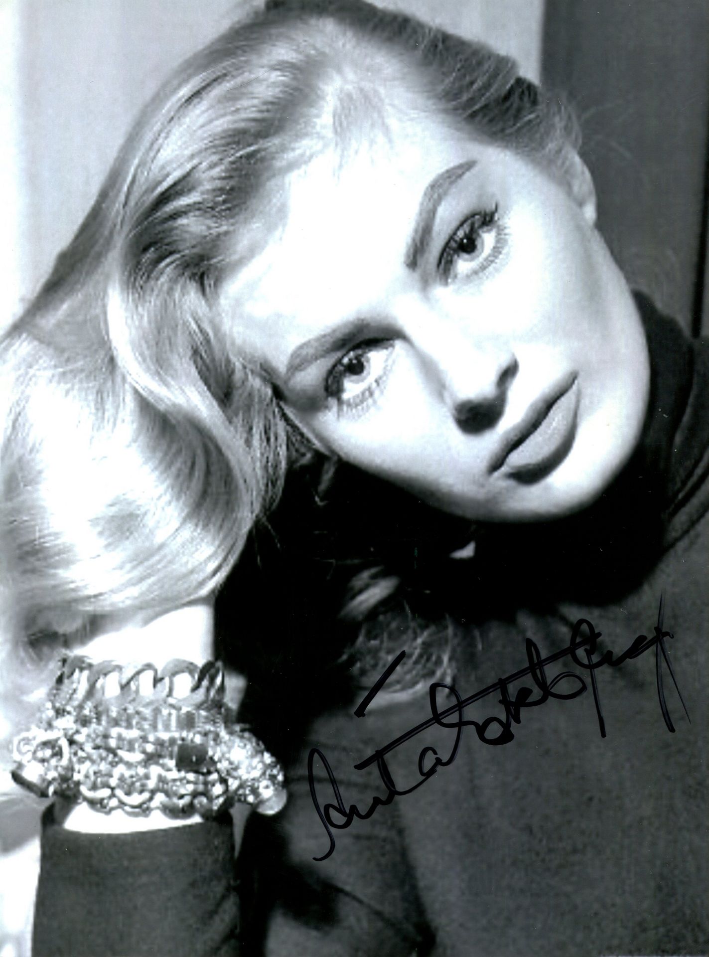 EUROPEAN ACTRESSES: Selection of signed 8 x 10 photographs and slightly larger and smaller by - Image 3 of 5
