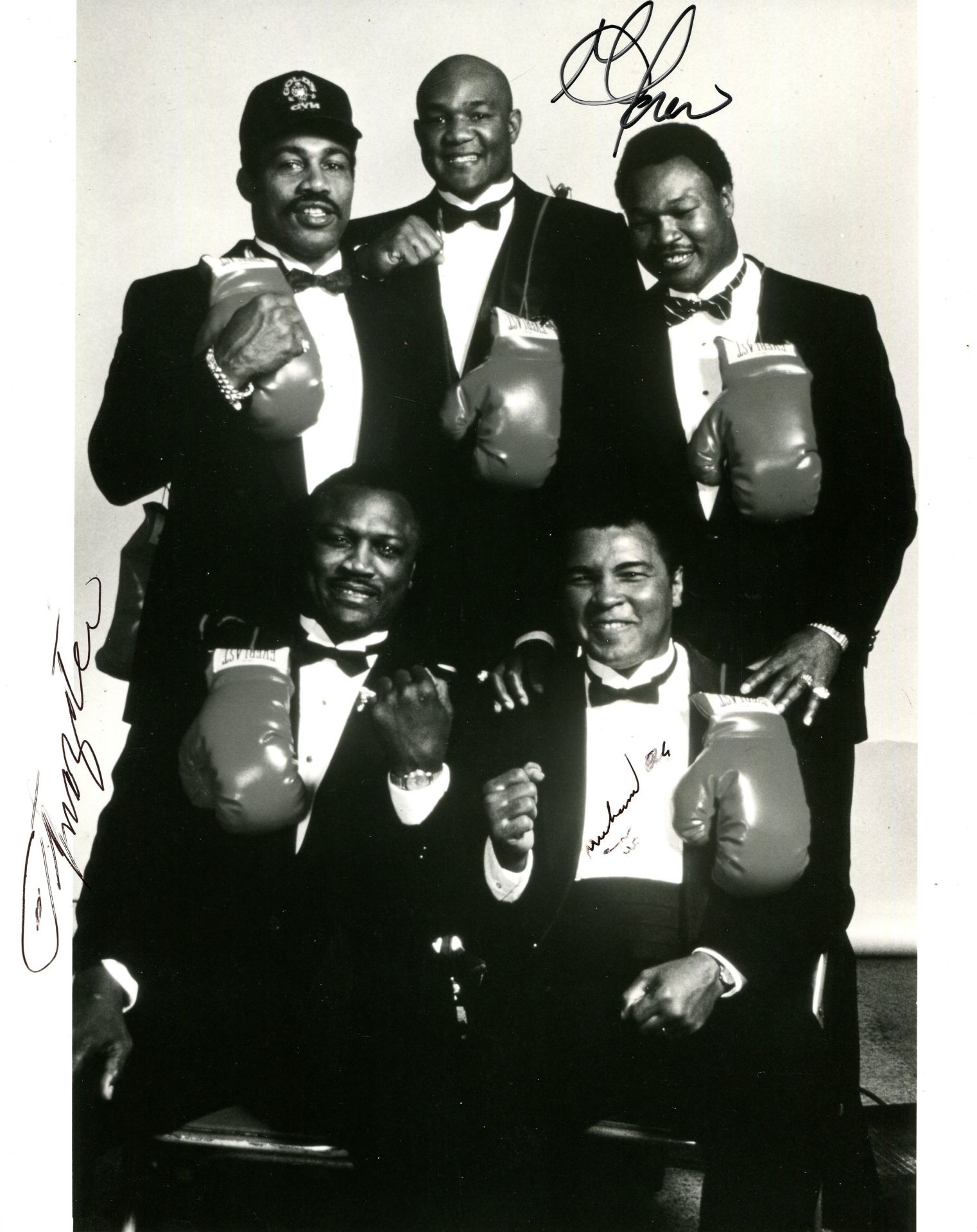 HEAVYWEIGHT BOXERS: Signed 8 x 10 photograph by the World Heavyweight Champion boxers Muhammad