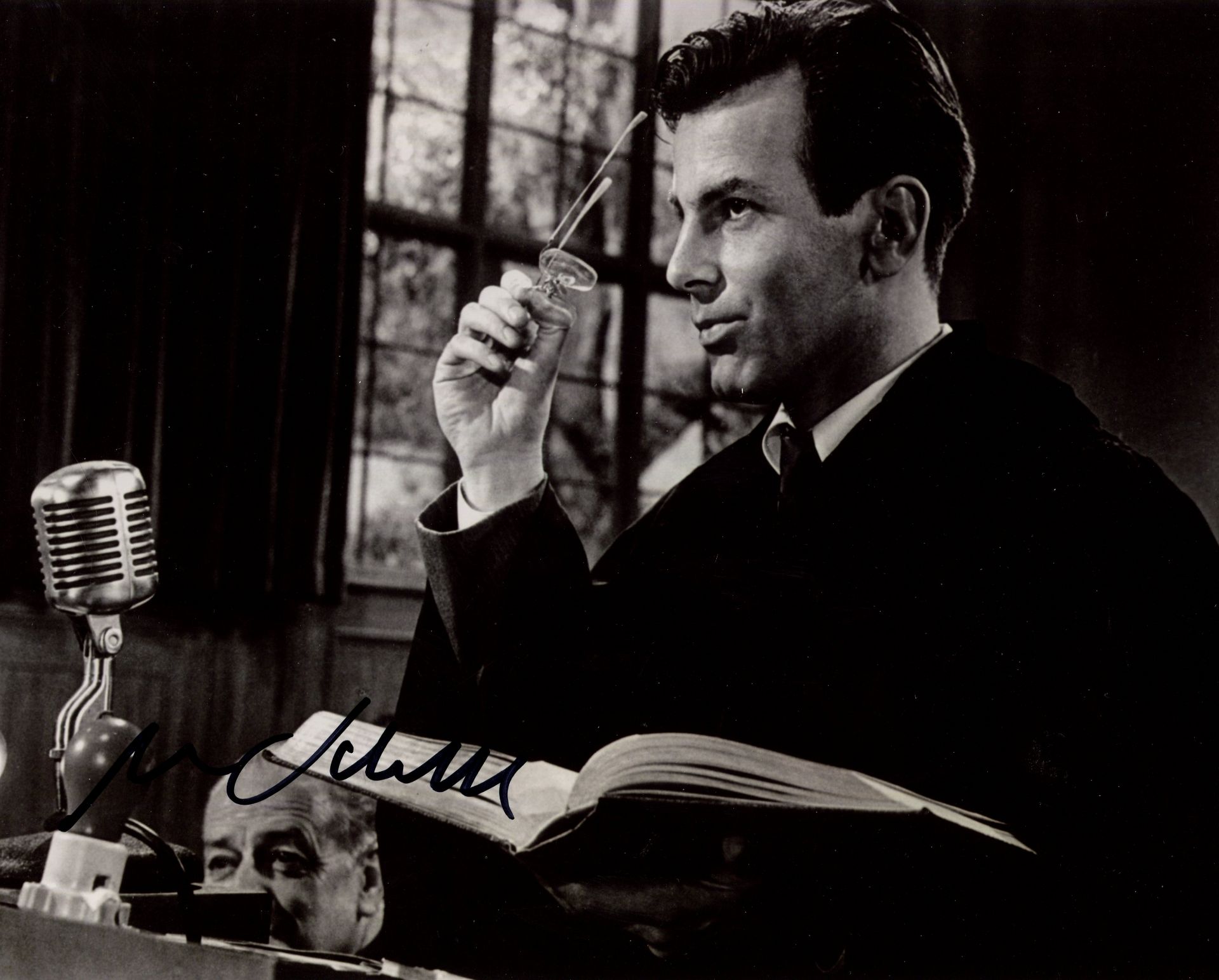 ACADEMY AWARD WINNERS: A good selection of signed 8 x 10 photographs by various Best Actor Oscar - Image 4 of 7