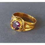 An 18ct gold ring set with a single Garnet, claw set, 4.8gms