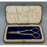 An Edwardian silver pair of grape scissors within fitted case, Sheffield 1901, 2ozs