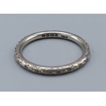 An 18ct white gold wedding band, 3gms