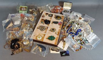 A collection of jewellery to include brooches, rings and other jewellery