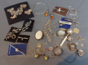 A small collection of silver brooches together with a collection of other silver jewellery and a