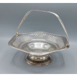 An Edwardian silver fruit basket of pierced form with swing handle, Chester 1909, 14ozs