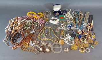 A collection of jewellery to include rings, brooches and necklaces