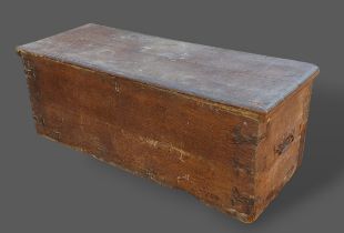 An 18th Century oak coffer with a hinged top, side end handles and corner brackets, 136cms wide,
