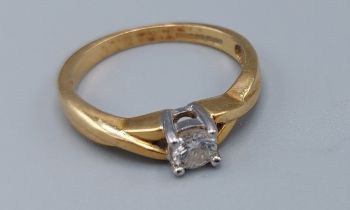 An 18ct gold solitaire Diamond ring with crossover setting, ring size J, 2.9gms