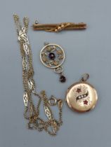 A 9ct gold linked chain, 3.2gms together with a 9ct gold locket, a bar brooch and a 9ct gold pendant